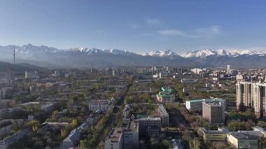 En büyük Kazak şehri Almaty 'nin merkez kısmının bir kuadkopterinden görüntüle