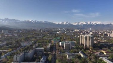 En büyük Kazak şehri Almaty 'nin merkez kısmının bir kuadkopterinden görüntüle