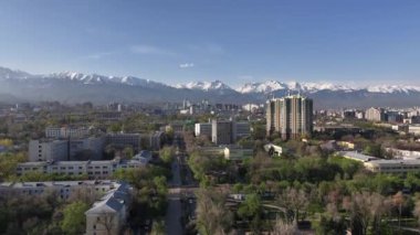 En büyük Kazak şehri Almaty 'nin merkez kısmının bir kuadkopterinden görüntüle
