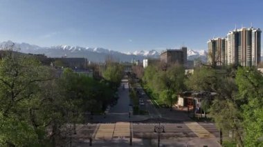 En büyük Kazak şehri Almaty 'nin merkez kısmının bir kuadkopterinden görüntüle