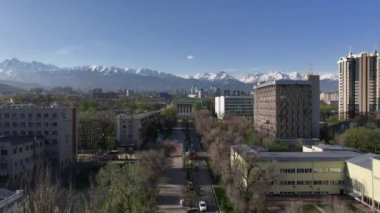 En büyük Kazak şehri Almaty 'nin merkez kısmının bir kuadkopterinden görüntüle