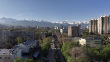 En büyük Kazak şehri Almaty 'nin merkez kısmının bir kuadkopterinden görüntüle