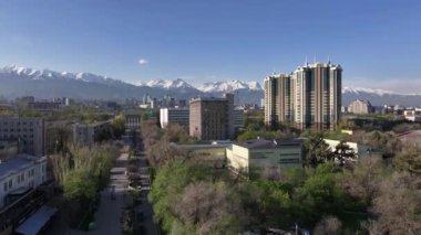 En büyük Kazak şehri Almaty 'nin merkez kısmının bir kuadkopterinden görüntüle