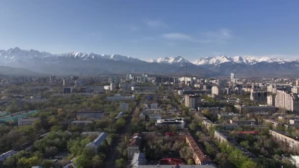 Büyük Kazak Şehri Almaty Nin Merkez Kısmının Bir Kuadkopterinden Görüntüle — Stok video