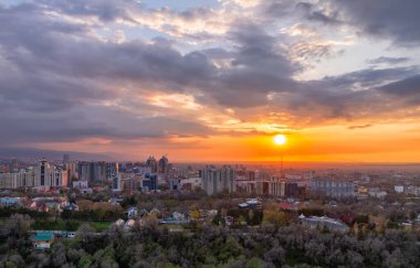 En büyük Kazak şehri Almaty 'nin merkez kısmının bir kuadkopterinden görüntüle