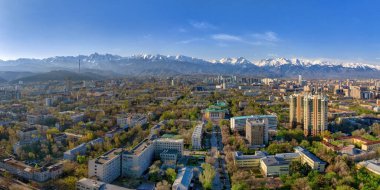 En büyük Kazak şehri Almaty 'nin merkez kısmının bir kuadkopterinden görüntüle