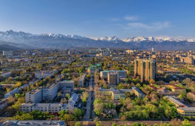 En büyük Kazak şehri Almaty 'nin merkez kısmının bir kuadkopterinden görüntüle