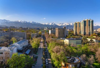  Bir bahar akşamında Kazak şehri Almaty 'nin merkez kısmının bir kuadkopterinden görüntü