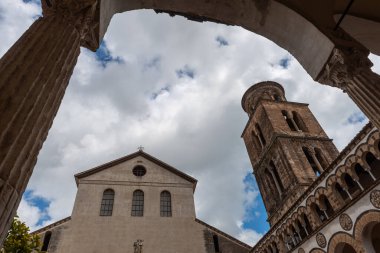 St. Matthew Katedrali (İtalyanca: Cattedrale di San Matteo), Salerno Katolik Katedrali. 1084 'te kutsanmış. Katedralin mahzeninde Havari Matthew 'un yadigarları var..