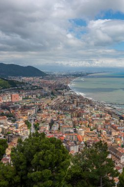 İtalya 'nın Salerno şehrinin yoğun nüfuslu bölgeleri. Salerno İtalya 'nın güneyinde, Campania bölgesinin Salerno ilinin merkezi olan Tyrhenian Denizi' nde bir şehir ve limandır..