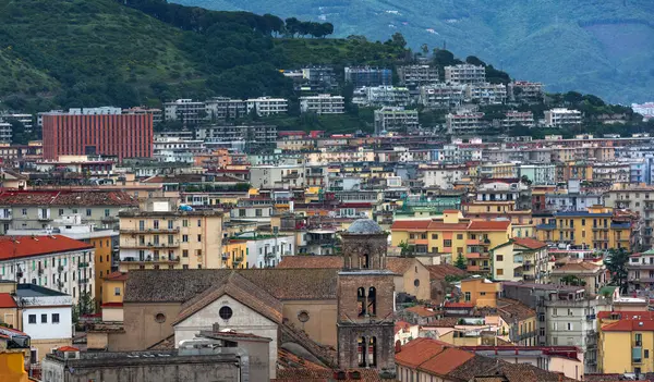 İtalya 'nın Salerno şehrinin yoğun nüfuslu bölgeleri. Salerno İtalya 'nın güneyinde, Campania bölgesinin Salerno ilinin merkezi olan Tyrhenian Denizi' nde bir şehir ve limandır..