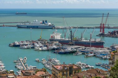 Salerno, İtalya, 05.28.2019. Akdeniz 'deki Napoli Körfezi kıyısındaki İtalya' nın Salerno kentindeki büyük liman ve ulaşım merkezi.