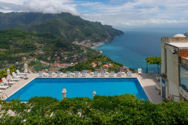 Amalfi, İtalya. 05.29.2019. Güneşli bir günde ünlü İtalyan şehri Amalfi 'nin yakınlarındaki pitoresk Akdeniz kıyısı
