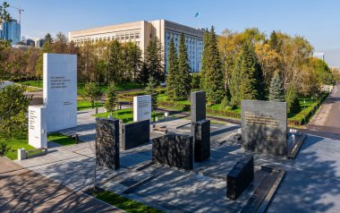 Almaty, Kazakistan, 04.19.2024. Ocak 2022 'de yaşanan trajik olaylarda hayatını kaybedenlerin anısına Almaty Cumhuriyet Meydanı' ndaki yazar ve filozoflardan alıntılar yapıldı.