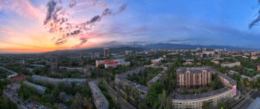 Bahar sabahının erken saatlerinde Kazak 'ın en büyük şehri Almaty' nin merkez kısmındaki bir kuadkopterden panoramik görüntü