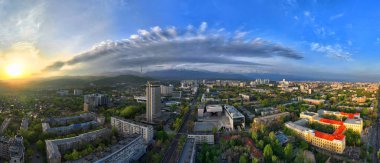 Bahar sabahının erken saatlerinde Kazak 'ın en büyük şehri Almaty' nin merkez kısmındaki bir kuadkopterden panoramik görüntü