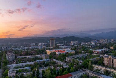 Bahar sabahının erken saatlerinde Kazak 'ın en büyük şehri Almaty' nin bir kuadkopterinden manzara.