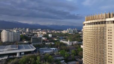Almaty, Kazakistan. 04.30.2024. En büyük Kazak şehri Almaty 'nin ve ünlü Kazakistan Oteli' nin bir bahar sabahı görüntüsü.