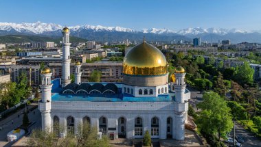 Bir bahar günü Kazak şehri Almaty 'nin merkez camiinin bir kuadkopterinden görüntü