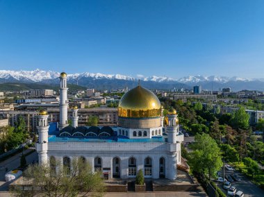 Bir bahar günü Kazak şehri Almaty 'nin merkez camiinin bir kuadkopterinden görüntü