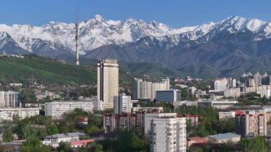Almaty, Kazakistan. 05.02.2024. En büyük Kazak şehri Almaty 'nin merkez kısmının bir kuadkopterinden görüntüle