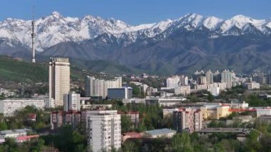 Almaty, Kazakistan. 05.02.2024. En büyük Kazak şehri Almaty 'nin merkez kısmının bir kuadkopterinden görüntüle