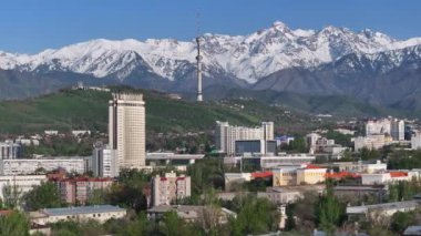 Almaty, Kazakistan. 05.02.2024. En büyük Kazak şehri Almaty 'nin merkez kısmının bir kuadkopterinden görüntüle