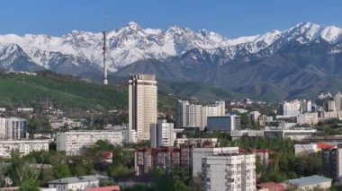 Almaty, Kazakistan. 05.02.2024. En büyük Kazak şehri Almaty 'nin merkez kısmının bir kuadkopterinden görüntüle