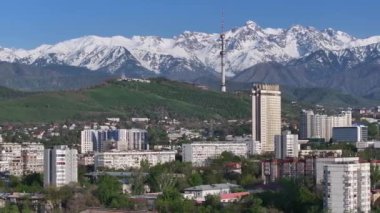 Almaty, Kazakistan. 05.02.2024. En büyük Kazak şehri Almaty 'nin merkez kısmının bir kuadkopterinden görüntüle