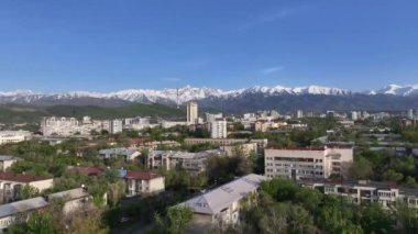 Almaty, Kazakistan. 05.02.2024. En büyük Kazak şehri Almaty 'nin merkez kısmının bir kuadkopterinden görüntüle