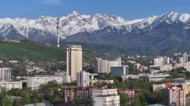 Almaty, Kazakistan. 05.02.2024. En büyük Kazak şehri Almaty 'nin merkez kısmının bir kuadkopterinden görüntüle
