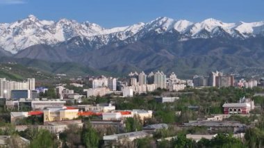 Almaty, Kazakistan. 05.02.2024. En büyük Kazak şehri Almaty 'nin merkez kısmının bir kuadkopterinden görüntüle