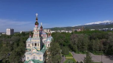 1907 'de Kazak şehri Almaty' de bir bahar akşamı inşa edilen Ortodoks tahta yükselme katedralinin dörtlü görüntüsü.