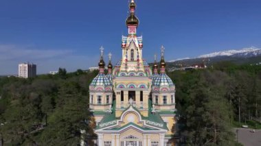 1907 'de Kazak şehri Almaty' de bir bahar akşamı inşa edilen Ortodoks tahta yükselme katedralinin dörtlü görüntüsü.
