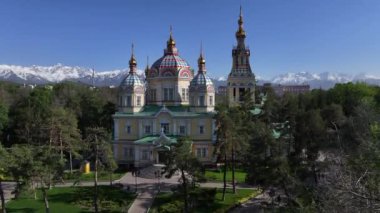 1907 'de Kazak şehri Almaty' de bir bahar akşamı inşa edilen Ortodoks tahta yükselme katedralinin dörtlü görüntüsü.