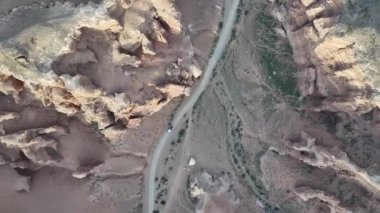 Almaty bölgesindeki Charyn Kanyonu 'ndaki Kaleler Vadisi' nin bir kuadkopterinden görüntüyü al (Kazakistan) 