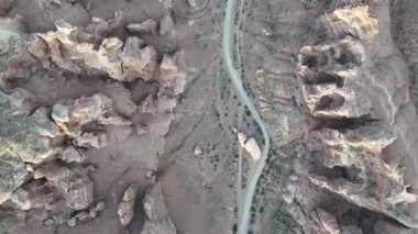 Almaty bölgesindeki Charyn Kanyonu 'ndaki Kaleler Vadisi' nin bir kuadkopterinden görüntüyü al (Kazakistan) 