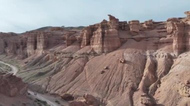 Almaty bölgesindeki Charyn Kanyonu 'ndaki Kaleler Vadisi' nin bir kuadkopterinden görüntüyü al (Kazakistan) 