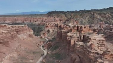 Almaty bölgesindeki Charyn Kanyonu 'ndaki Kaleler Vadisi' nin bir kuadkopterinden görüntüyü al (Kazakistan) 