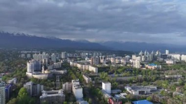 En büyük Kazak şehri Almaty 'nin ve ünlü Kazakistan Oteli' nin bir bahar sabahı görüntüsü.