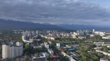 En büyük Kazak şehri Almaty 'nin ve ünlü Kazakistan Oteli' nin bir bahar sabahı görüntüsü.