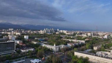 Almaty, Kazakistan. 04.30.2024. En büyük Kazak şehri Almaty 'nin ve ünlü Kazakistan Oteli' nin bir bahar sabahı görüntüsü.