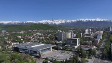 Almaty, Kazakistan. 05.03.2024. En büyük Kazak şehri Almaty 'nin ve ünlü Kazakistan Oteli' nin bir bahar sabahı görüntüsü.