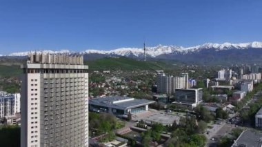 Almaty, Kazakistan. 05.03.2024. En büyük Kazak şehri Almaty 'nin ve ünlü Kazakistan Oteli' nin bir bahar sabahı görüntüsü.