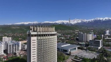 Almaty, Kazakistan. 05.03.2024. En büyük Kazak şehri Almaty 'nin ve ünlü Kazakistan Oteli' nin bir bahar sabahı görüntüsü.