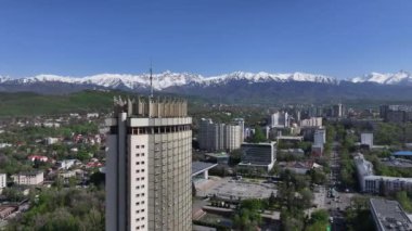 Almaty, Kazakistan. 05.03.2024. En büyük Kazak şehri Almaty 'nin ve ünlü Kazakistan Oteli' nin bir bahar sabahı görüntüsü.