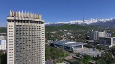 Almaty, Kazakistan. 05.03.2024. En büyük Kazak şehri Almaty 'nin ve ünlü Kazakistan Oteli' nin bir bahar sabahı görüntüsü.