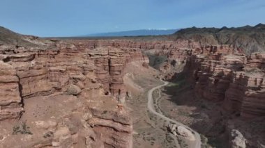 Almaty bölgesindeki Charyn Kanyonu 'ndaki Kaleler Vadisi' nin bir kuadkopterinden görüntüyü al (Kazakistan) 