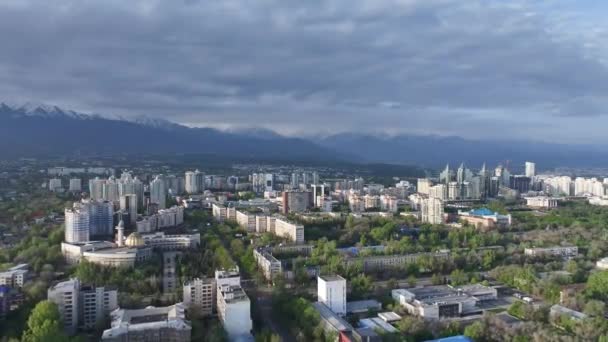 Pemandangan Dari Quadcopter Kota Terbesar Kazakh Almaty Dan Kazakhstan Hotel — Stok Video