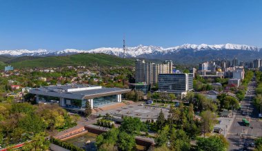 Almaty, Kazakistan, 05.03.2024. Bahar sabahının erken saatlerinde Kazak 'ın en büyük şehri Almaty' nin bir kuadkopterinden manzara.